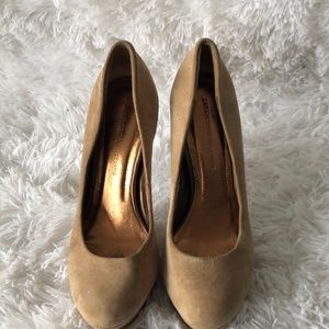 Tan suede pump with marbled heel